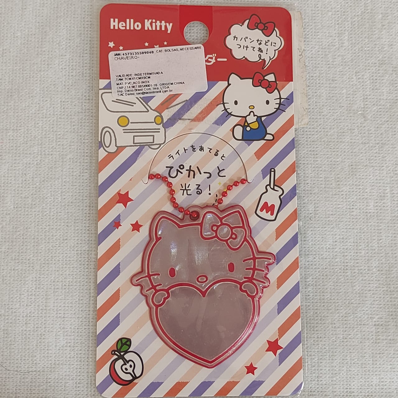Chaveiro refletivo da Hello Kitty fabricado no Japão em 2020 e vendido pela Daiso no Brasil em 2021. Possui 6,5x6,5 cm.